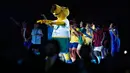 Anak-anak tampil bersama dengan maskot Copa America 2019 selama pembukaan di Morumbi Stadium di Sao Paulo, Brasil (14/6/2019). Copa America 2019 akan berlangsung dari 15 Juni hingga 8 Juli 2019. (AP Photo/Victor Caivano)