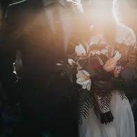 Melangsungkan pernikahan/Copyright unsplash.com/Nathan Dumlao