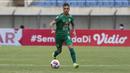 Sriker PS Sleman, Velez Nicolas Leandro menggiring bola saat menghadapi Persik Kediri dalam laga matchday ke-3 Grup C Piala Menpora 2021 di Stadion Si Jalak Harupat, Bandung, Kamis (1/4/2021). (Bola.com/Ikhwan Yanuar)