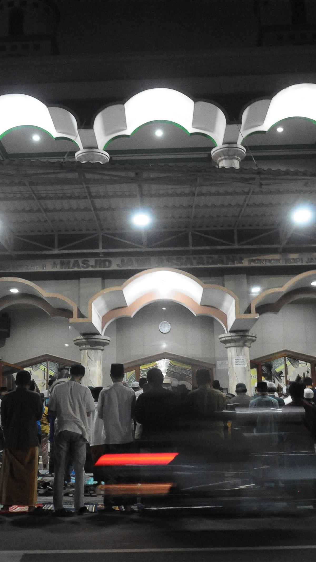Masjid-masjid lain di Jakarta juga dipadati umat Muslim. Di Masjid Jami Assa'adah, jamaah terlihat memenuhi setiap sudut masjid. Foto: merdeka.com / Imam Buhori<br>