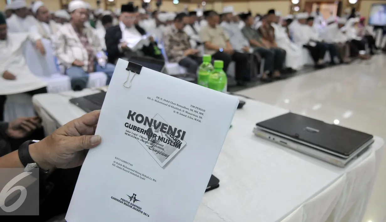 Peserta membaca selebaran saat Peluncuran Konvensi Gubernur Muslim, Jakarta, Kamis (25/2).  Habib Muhammad Rizieq Shihab mengusung calonnya sendiri buat menghadapi Ahok, dan membuka pendaftaran calon gubernur versi dirinya. (Liputan6.com/Johan Tallo)