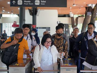 Sejumlah Aparatur Sipil Negara (ASN) di lingkungan Pemerintah Provinsi Daerah Khusus Jakarta saat berada di halte Transjakarta Balai Kota, Jakarta, Rabu (30/4/2025). (Liputan6.com/Herman Zakharia)