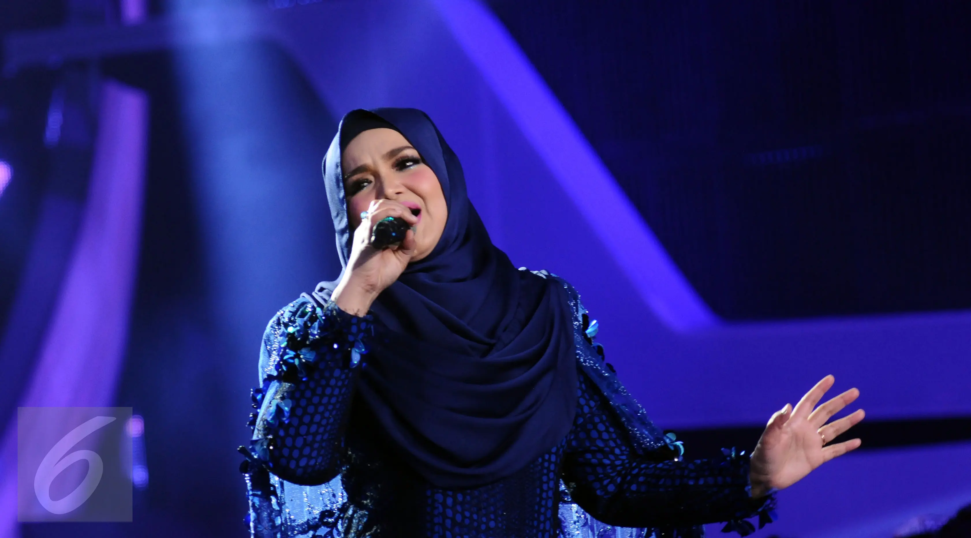 Penyanyi asal Malaysia, Siti Nurhaliza saat tampil di Konser Kemenangan D'Academy Asia 2 di Studio 5 Indosiar, Jakarta, Kamis (29/12). Siti tampil memukau dengan menyanyikan dua lagu hitsnya. (Liputan6.com/Helmi Fithriansyah)