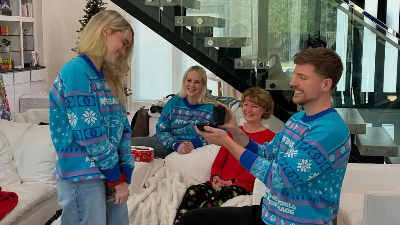 MrBeast atau Jimmy Donaldson, akhirnya melamar kekasihnya, Thea Booysen, seorang gamer sekaligus influencer asal Afrika Selatan. (People)