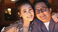 Inilah momen ketika mereka berdua sedang merayakan anniversary pernikahannya.  Rien Wartia terlihat cantik dan anggun, sedangkan Andre Taulany terlihat keren. (Liputan6.com/IG/@erintaulany)