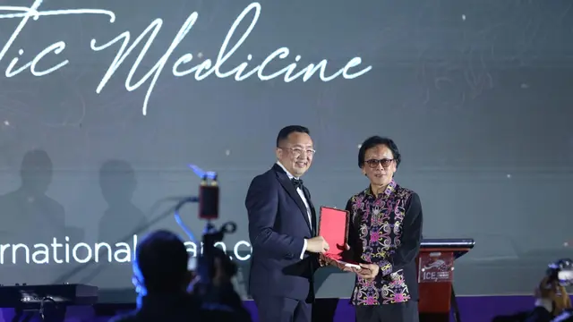 Teguh Tanuwidjaya yang juga ketua ISAM saat acara Malam Inagurasi International Society of Aesthetic Medicine
