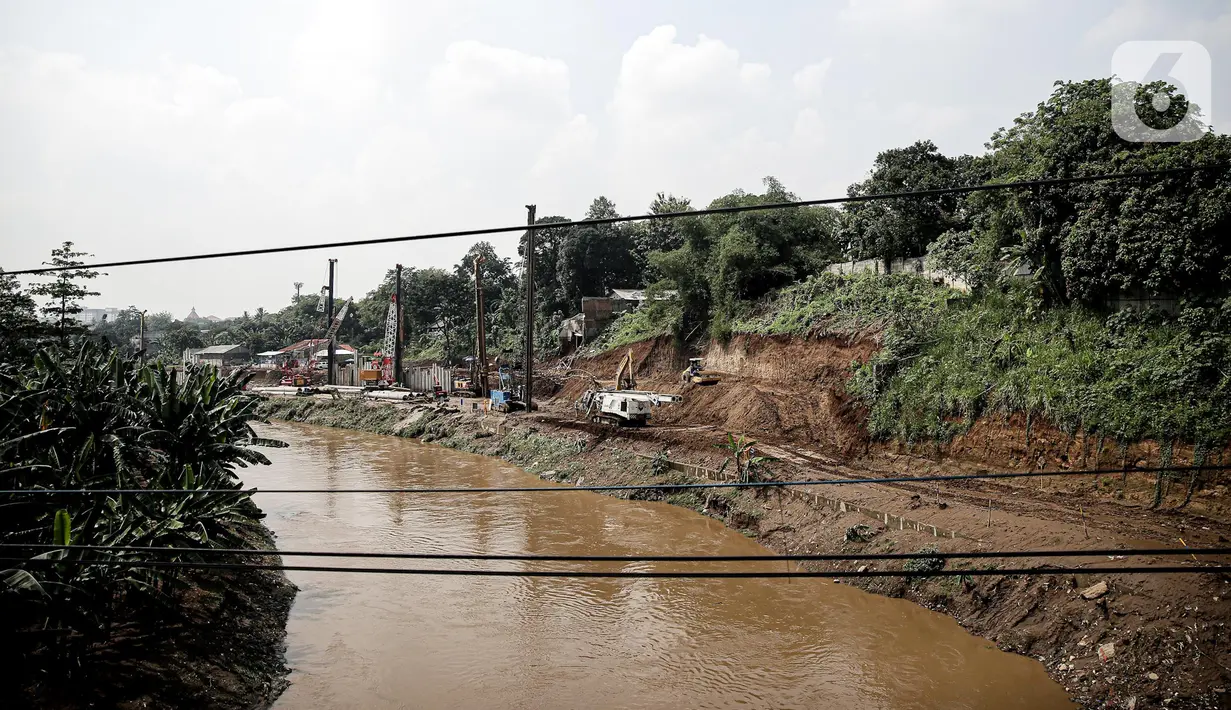 <p>Lokasi pembangunan saringan sampah di Kali Ciliwung pada segmen TB Simatupang di perbatasan Pasar Rebo, Jakarta, Rabu (12/10/2022). proyek itu sempat tertunda karena anggaran tersebut dialihkan untuk penanganan pandemi COVID-19. (Liputan6.com/Faizal Fanani)</p>