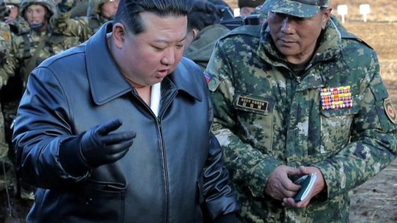 Penampilan Kim juga menyita perhatian. Dalam tinjauan ini ia tampil dalam balutan jaket kulit berwarna hitam. Foto: KCNA via Reuters