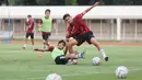 Timnas Indonesia U-19 yang dipersiapkan untuk ajang Piala AFF U-19 2024 terus menggeber pemusatan latihan dalam seminggu terakhir. Terkini, pasukan Indra Sjafri menggelar latihan di Stadion Madya, Senayan, Jakarta, Senin (1/7/2024). Saat ini skuad Garuda Muda diisi oleh 33 nama yang akan disusutkan menjadi 23 sebagai skuad akhir yang akan didaftarkan dalam turnamen yang akan berlangsung mulai 17 hingga 29 Juli 2024 di Surabaya. Satu pemain yang masih ditunggu kehadirannya adalah Jens Raven, pemain keturunan Belanda yang baru saja menyandang predikat WNI. (Bola.com/M Iqbal Ichsan)