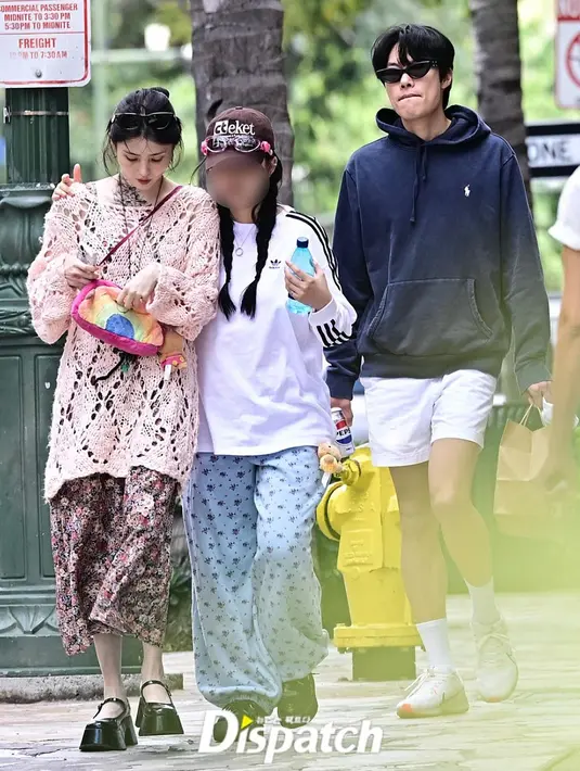 Han So Hee juga terlihat menenteng sebuah tas boneka yang super gemas. Diketahui, tas yang tenteng Han So Hee berasal dari brand Jellycat bernama Amusable Rainbow Bag. [@koreadispatch]