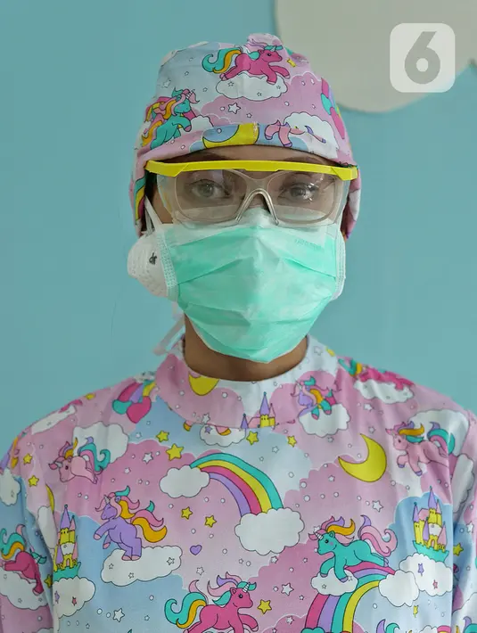 dr. J. Mila Hardiani C berposes dengan penutup kepala bertema kartun di RSIA Tambak, Jakarta, Kamis (18/6/2020). (Liputan6.com/Herman Zakharia)