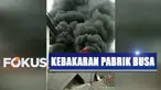 Banyaknya bahan yang mudah terbakar membuat api cepat membesar dan petugas harus berjibaku memadamkan api.