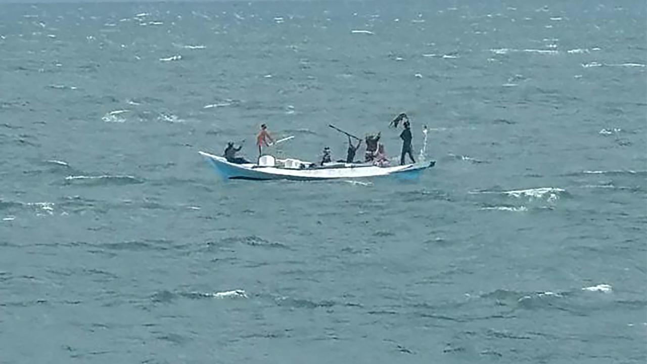 FOTO: KRI Hiu-634 Evakuasi Lima Penumpang KM Jolor yang Mati Mesin di Perairan Makassar