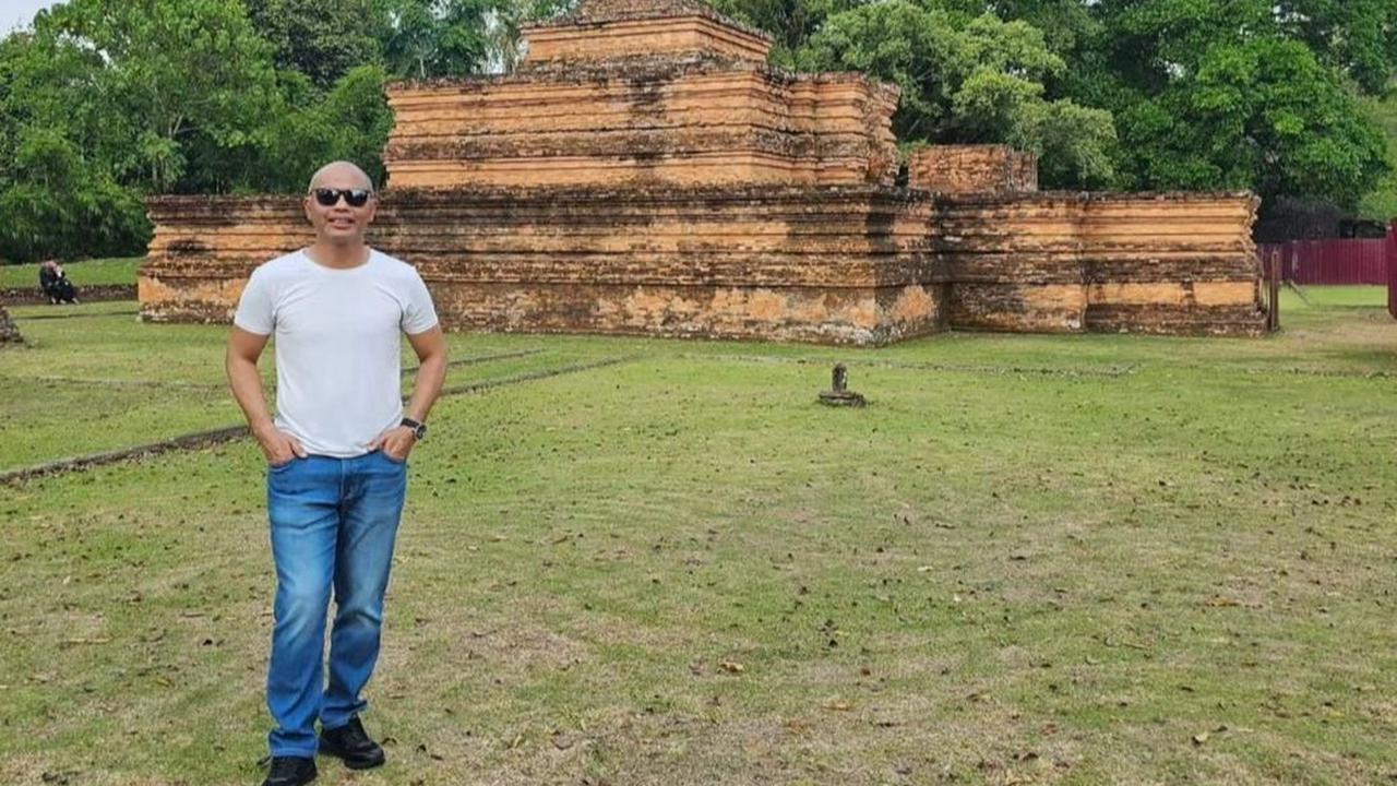 Foto Bersama Candi dengan Gaya Kasual