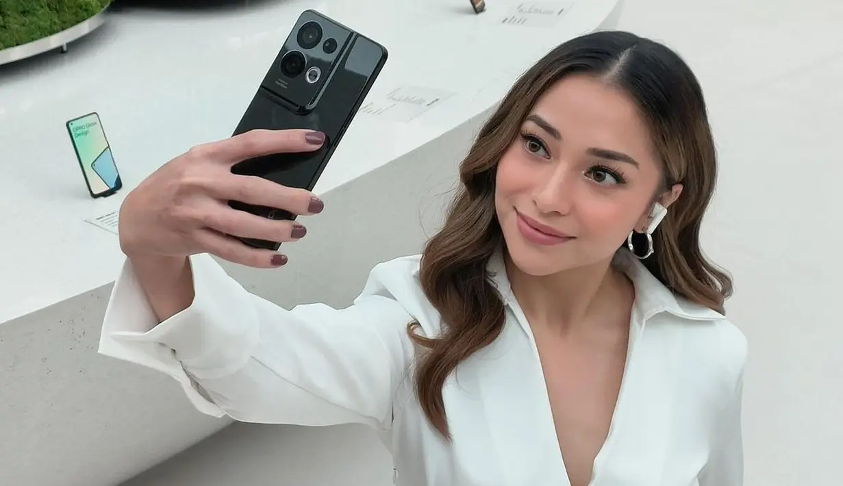 <p>Dipotret saat sedang berfoto selfie, Nikita Willy memilih riasan natural bernuansa merah muda. Merah muda memang selalu menjadi pilihan aman dan nyaman untuk menghadirkan makeup look natural, namun tetap terlihat elegan, seperti terlihat pada Nikita Willy di foto ini. Foto: Instagram.</p>
