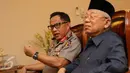 Kapolri Jenderal Pol Tito Karnavian (kiri) bersama Ketua MUI Ma'ruf memberi keterangan di Jakarta, Selasa (20/12). Keterangan terkait fatwa MUI tentang penggunaan atribut keagamaan non-Muslim. (Liputan6.com/Helmi Fithriansyah)