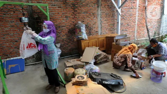 FOTO: Menambah Perekonomian Keluarga Melalui Bank Sampah