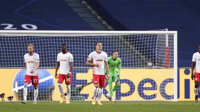 Para pemain Leipzig bereaksi setelah pemain PSG Marquinhos mencetak gol pada pertandingan semifinal Liga Champions antara RB Leipzig dan Paris Saint-Germain di stadion Luz di Lisbon, Portugal, Selasa, 18 Agustus 2020. (AP Photo / Manu Fernandez)
