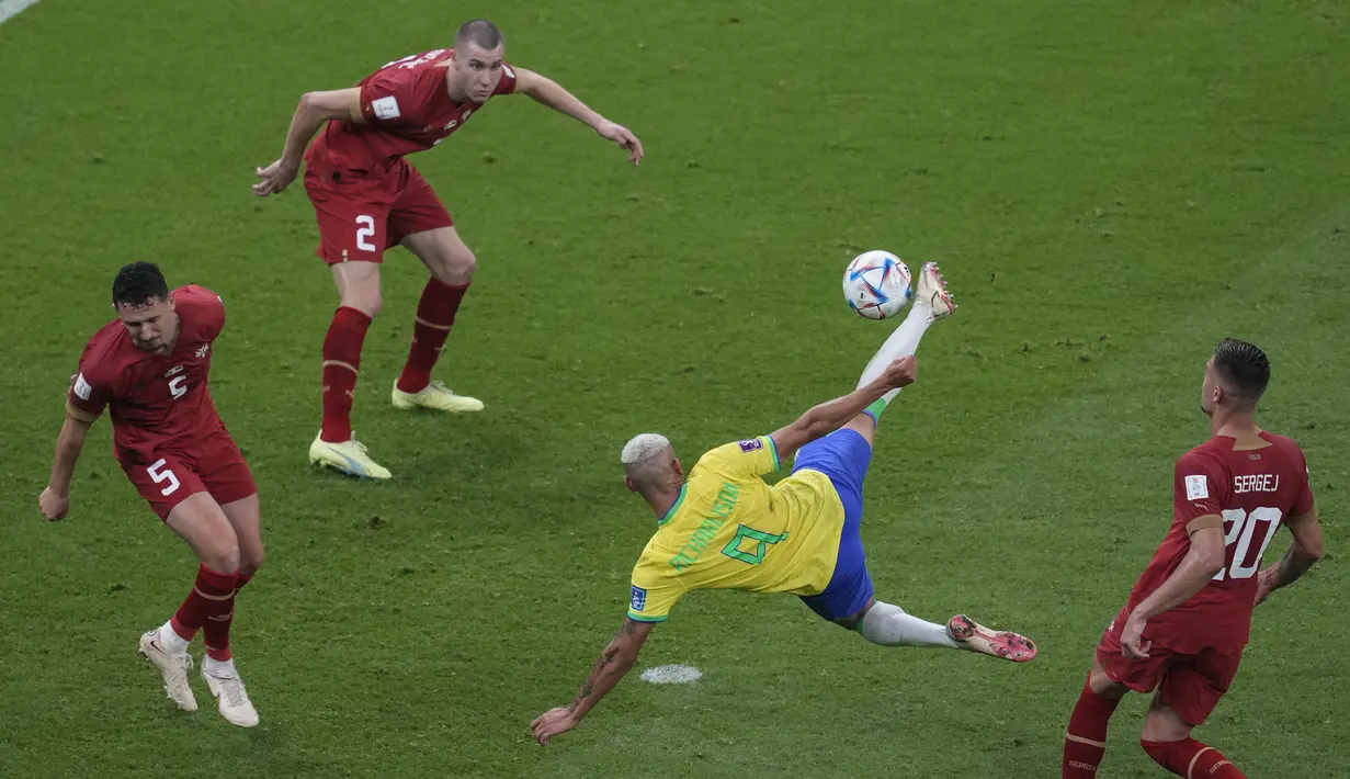 Penyerang Brasil Richarlison (kedua kanan) mencetak gol kedua untuk timnya ke gawang Serbia pada laga perdana Grup G Piala Dunia 2022 Qatar di Lusail Stadium, Jumat (24/11/2022) dini hari WIB. Salah satu gol tersebut, tepatnya yang kedua pada menit ke-73, sangat indah.  (AP Photo/Darko Vojinovic)