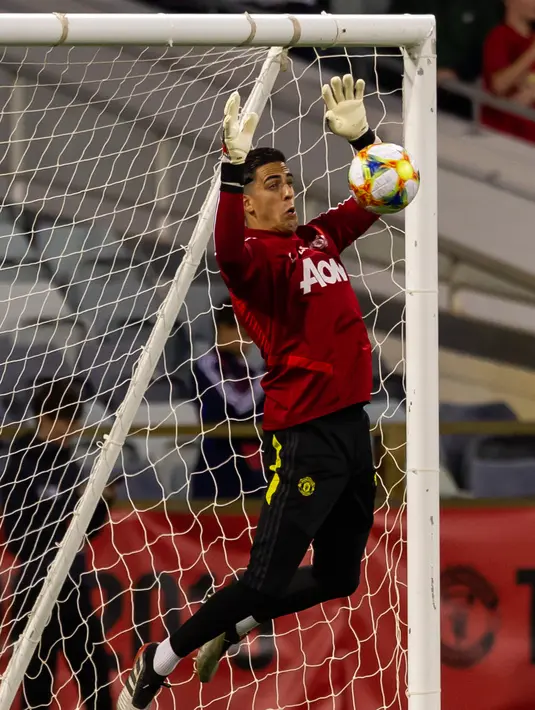 Kiper Manchester United, Joel Pereiro burusaha menangkap bola saat mengikuti sesi latihan terbuka jelang pertandingan tur pramusim melawan Perth Glory di Stadion Optus, Perth (11/7/2019). MU dijadwalkan menggelar tur pramusim di Australia, Tiongkok, dan Singapura. (AFP Photo/Tony Ashby)