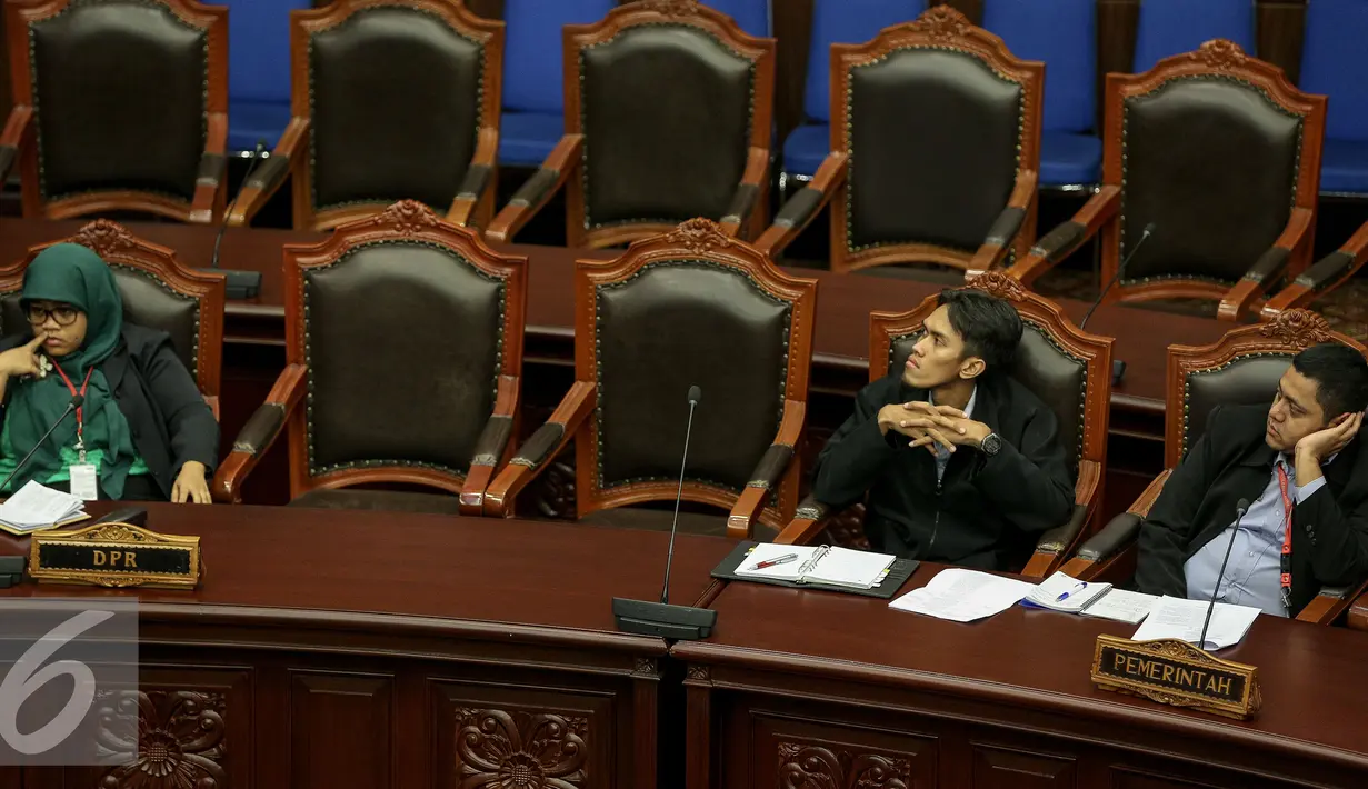 Sejumlah instansi pemerintah dan DPR mengikuti sidang putusan di Gedung MK, Jakarta, Rabu (11/11). Sidang Pengujian UU No. 51 Tahun 2009 tentang perubahan kedua atas UU NO. 5 Tahun 1986 tentang Peradilan Tata Usaha Negara. (Liputan6.com/Faizal Fanani)