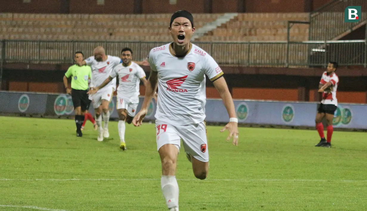 Selebrasi pemain PSM Makassar, Kenzo Nambu setelah mencetak gol ketiga timnya ke gawang Madura United pada laga pekan ke-32 BRI Liga 1 2022/2023 di Stadion Gelora Madura Ratu Pamelingan, Pamekasan, Jawa Timur, Jumat (31/3/2023) malam WIB. (Bola.com/Wahyu Pratama)