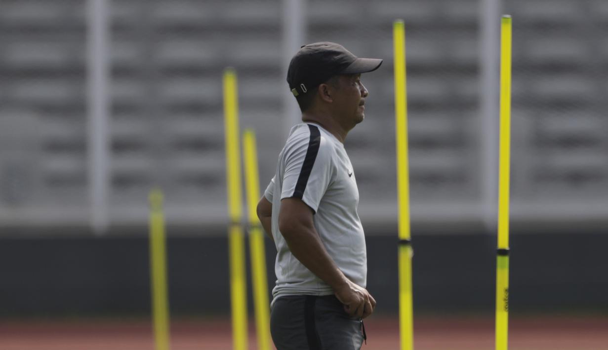 Pelatih fisik Timnas Indonesia U-22, Nur Saelan, saat latihan di Lapangan ABC Senayan, Jakarta, Selasa (8/1). Latihan ini merupakan persiapan jelang Piala AFF U-22. (Bola.com/Vitalis Yogi Trisna)