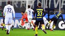 Striker Inter Milan, Mauro Icardi, mencetak gol ketiga ke gawang Fiorentina pada laga pekan ke-14 Serie A di Giuseppe Meazza, Senin (28/11/2016). (EPA/Daniel Dal Zennaro)