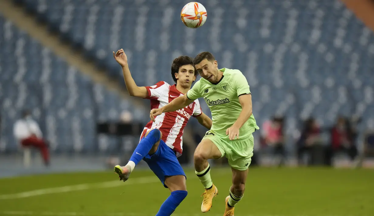 Penyerang Atletico Madrid Joao Felix berebut bola dengan bek Athletic Bilbao Oscar de Marcos pada semifinal Piala Super Spanyol 2022 di Stadion Raja Fahd, Arab Saudi, Jumat (14/1/2022) dinihari WIB. Athletic Bilbao membuat kejutan dengan mendepak Atletico Madrid 2-1. (AP Photo/Hassan Ammar)