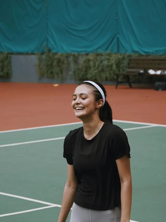 6 Gaya Amanda Rawles di Lapangan Tenis Ini Tampil Menawan