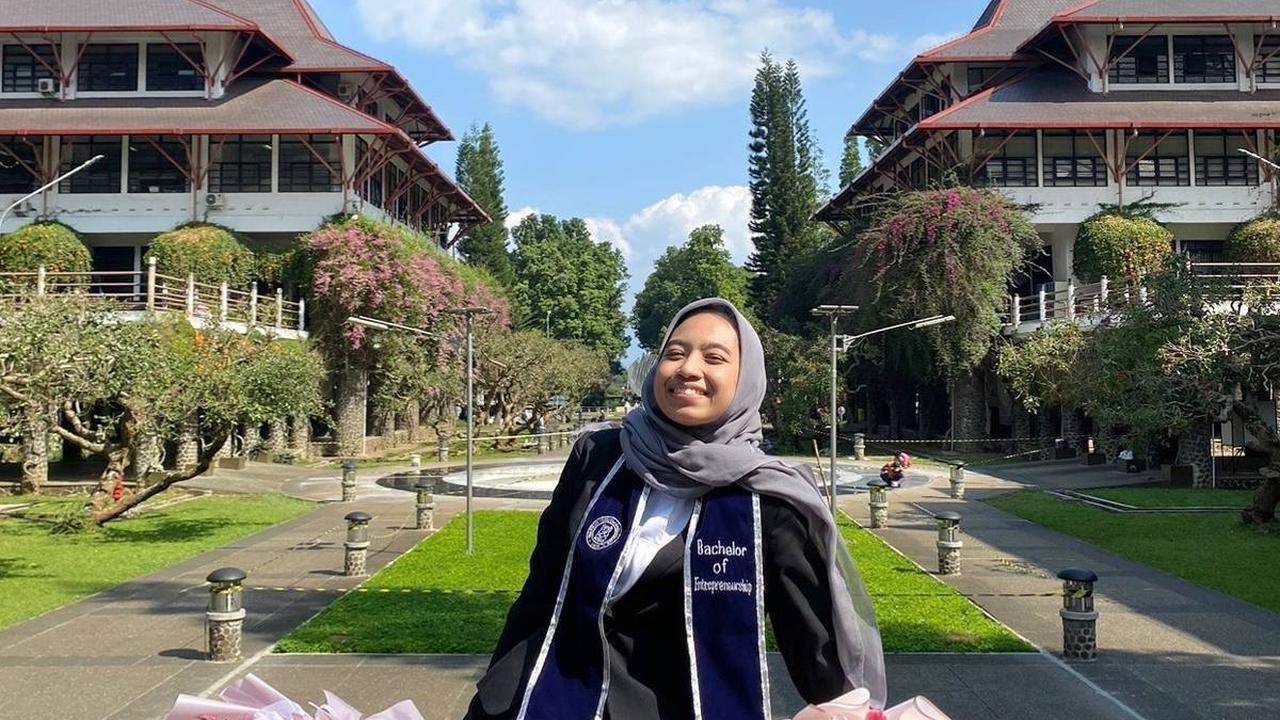 Kumpulkan Sampah Lalu Diolah Jadi Produk Pensil Holder, Kisah Sukses Wanita Bangun Usaha Ini Tuai Pujian Warganet