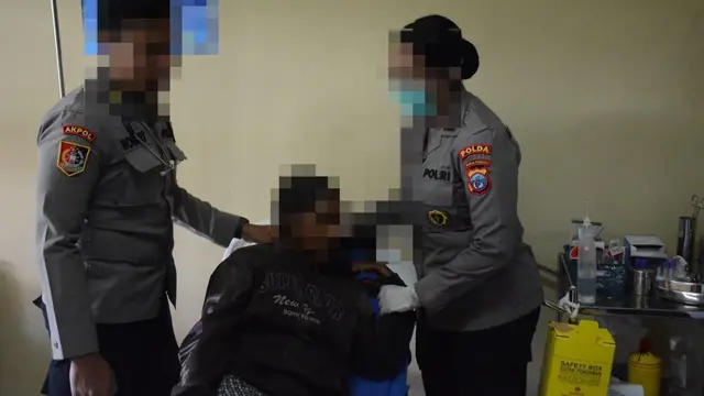 Satgas Kepolisian Operasi Damai Cartenz berhasil mengevakuasi Demerina Uamang (23), salah satu dari sembilan warga yang sebelumnya menjadi korban penculikan kelompok kriminal bersenjata (KKB) (Istimewa)