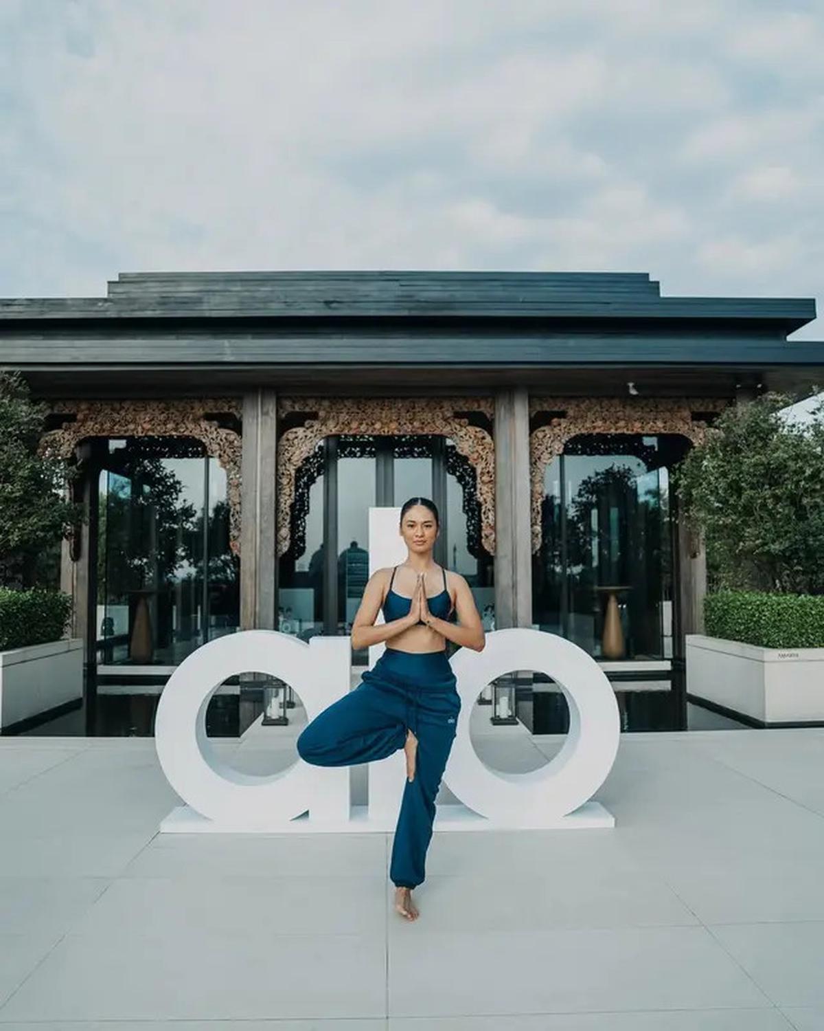 Potret Tubuh Kekar Hana Malasan Berbalut Athleisure Saat Yoga Bareng Kekasih