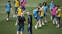 Pelatih Real Madrid, Zinedine Zidane, memimpin sesi latihan jelang laga final Liga Champions di Madrid, Selasa (22/5/2018). Real Madrid akan berhadapan dengan Liverpool. (AFP/Gabriel Bouys)