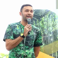 Perkembangan teknologi yang belakangan ini marak, membuat para anak-anak menjadi keranjingan dalam bermain game di gadget. Tapi berbeda dengan anak pasangan Teuku Zacky dan Ilmira Usmanova. (Adrian Putra/Bintang.com)