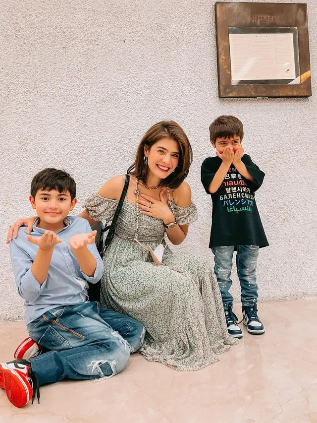 Gaya Kompak Carissa dengan anak