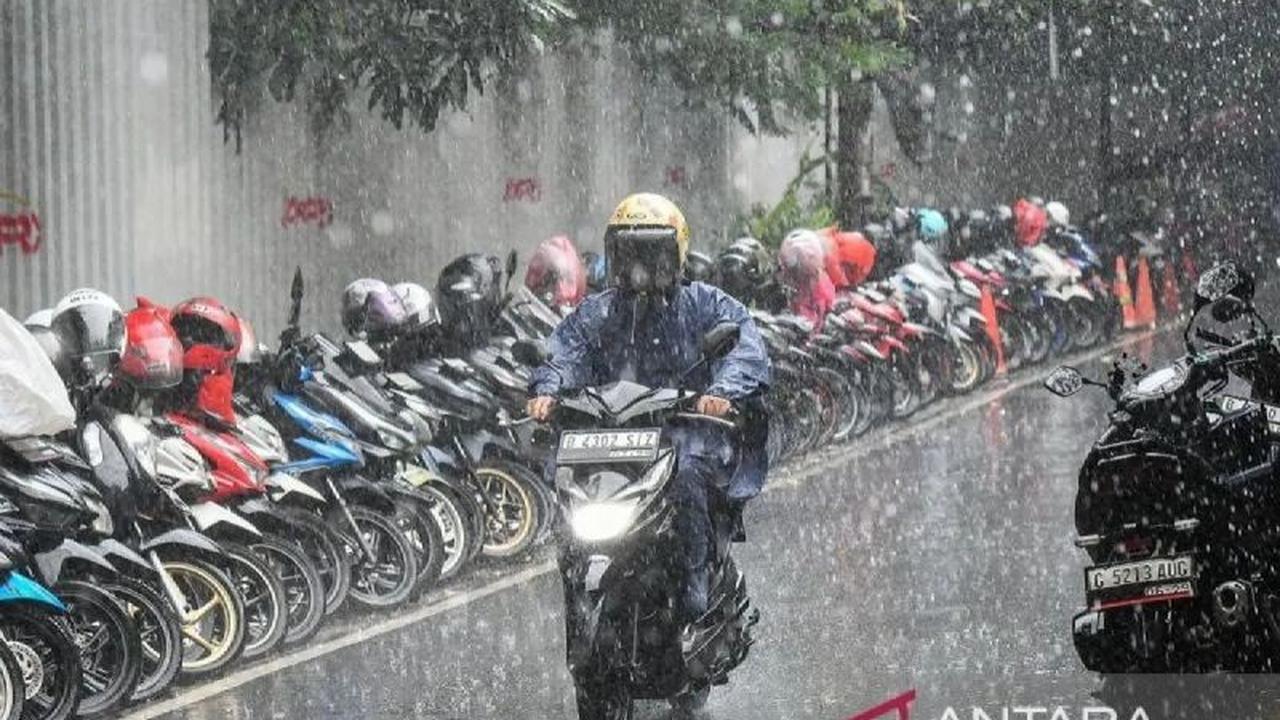 Prakiraan Cuaca Jakarta: Sebagian Wilayah Diguyur Hujan Ringan Siang Hingga Malam Hari