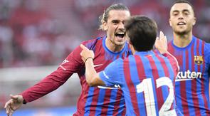 Antoine Griezmann. Striker asal Prancis berusia 30 tahun ini didatangkan Barcelona pada awal musim 2019/2020 dari Atletico Madrid. Bersama Ronald Koeman, ia jadi pilihan utama dan tampil 54 laga dengan torehan 20 gol dan 14 assist. Awal musim ini dipinjamkan ke Atletico Madrid. (AFP/Thomas Kienzle)