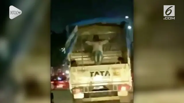 Kocak, di tengah-tengah kemacetan, seorang pria di India malah asik bermain ayunan.
