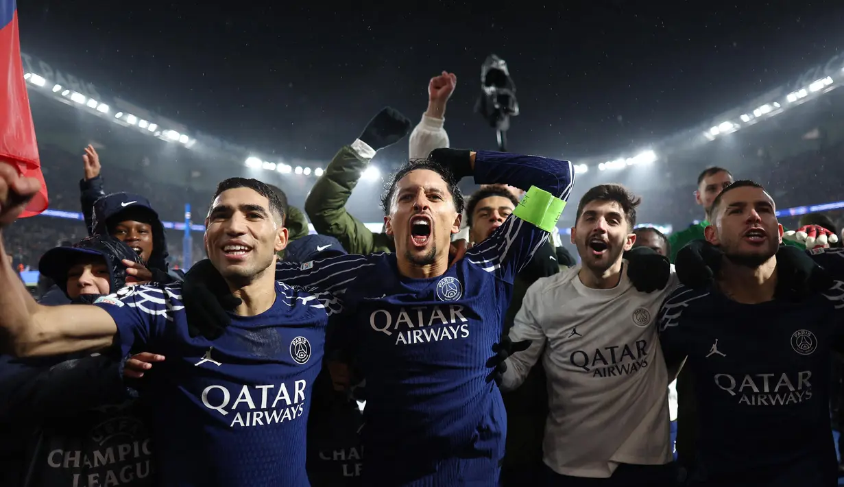 Para pemain Paris Saint-Germain (PSG) merayakan kemenangan mereka pada akhir matchday 7 League Phase Liga Champions 2024/2025 melawan Manchester City di Stadion Parc des Princes, Paris pada Rabu 22 Januari 2025 waktu setempat atau Kamis (23/1/2025) dini hari WIB. (Franck FIFE/AFP)