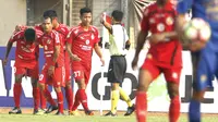 Para pemain Semen Padang merayakan Gol yang dicetak oleh Vendry Mofu ke gawang Persib pada laga Liga 1 Indonesia di Stadion Si Jalak Harupat, Bandung, Sabtu, (9/9/2017). Persib ditahan imbang 2-2 oleh Semen Padang. (Bola.com/M Iqbal Ichsan)