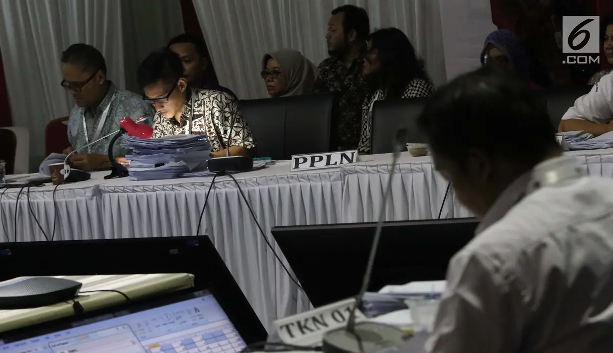 Anggota PPLN membacakan hasil perolehan suara saat rapat Rekapitulasi Hasil Penghitungan Perolehan Suara Tingkat Nasional dan Penetapan Hasil Pemilihan Umum Tahun 2019, Jakarta, Rabu (7/5/2019).  Rapat masih membahas dan menetapkan hasil perolehan suara dari PPLN. (Liputan6.com/Helmi Fithriansyah)