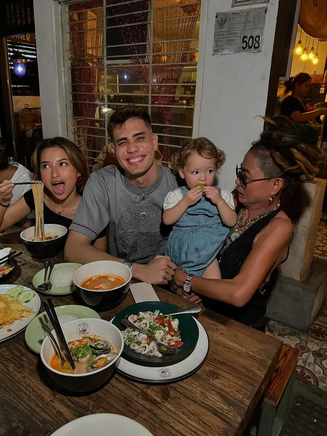 6 Potret Aisar Khaled Bukber Bareng Jennifer Coppen, Anggap Seperti Keluarga di Bali