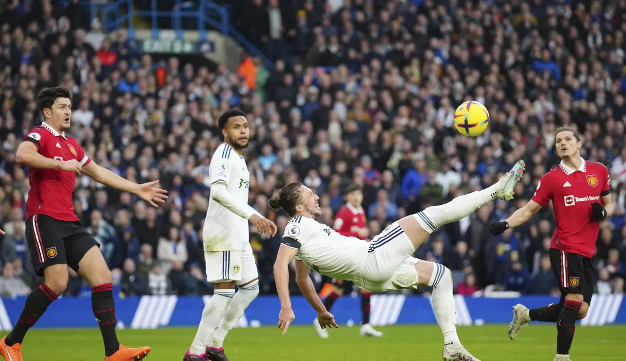 Bek Leeds United, Luke Ayling melakukan tendangan salto saat bertanding melawan Manchester United selama pertandingan Liga Premier Inggris di Elland Road, Leeds, Inggris, Minggu (12/2/2023). Leeds di urutan ke-17 atau satu strip dari zona degradasi dengan 19 poin dari 22 laga. (AP Photo/Jon Super)
