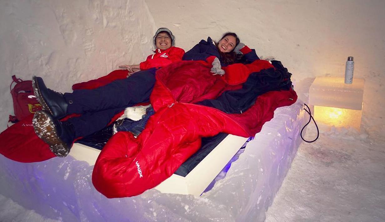 Meski sedang berada di ruangan dengan udara minus 5 derajat celcius, Nadine dan Dimas pastinya tetap hangat. Lihat saja kemesraan mereka saat berada di Arctic Snow Hotel & Glass Igloos di Finlandia. (Liputan6.com/Instagram/@nadinelist)