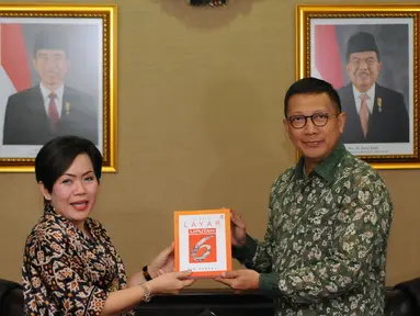 Direktur SCM, Harsiwi Achmad menyerahkan buku Di Balik Layar Liputan6 kepada Menag Lukman Hakim Saifuddin saat melakukan audiensi di Jakarta, Jumat(27/5). Pertemuan membahas sejumlah hal jelang bulan suci Ramadan. (Liputan6.com/Helmi Fithriansyah)