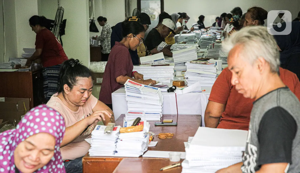 Sejumlah logistik pemilu 2024 telah disalurkan ke daerah-daerah. (Liputan6.com/Faizal Fanani)