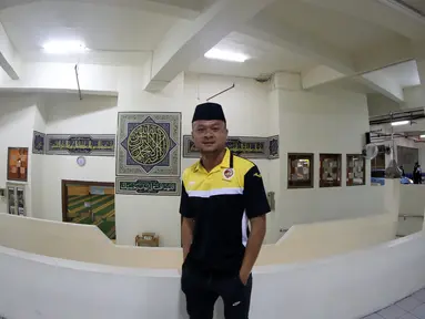 Pemain Sriwijaya FC Dian Agus saat melakukan sholat maghrib di Kawasan Hotel Bidakara, Jakarta, Sabtu (17/10/2015). (Bola.com/Nicklas Hanoatubun)