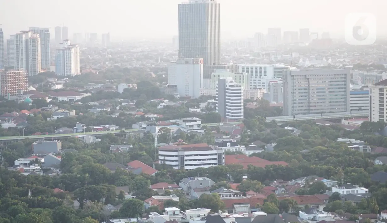 Lansekap pemukiman penduduk berlatar gedung bertingkat terlihat dari kawasan Senayan, Jakarta, Selasa (21/1/2020). Staf Khusus Kementerian PUPR Bidang Sumber Daya Air Firdaus Ali menjelaskan, ruang terbuka hijau di Jakarta baru 9,98% kurang dari syarat minimum 30%. (Liputan6.com/Immanuel Antonius)