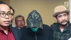 Axel Matthew Thomas (tengah) saat dibawa oleh petugas polisi di rumah sakit Pondok Indah, Jakarta, Selasa (18/07). Axel Matthew Thomas resmi ditetapkan sebagai tersangka dalam kasus narkoba. (Liputan6.com/Herman Zakharia)